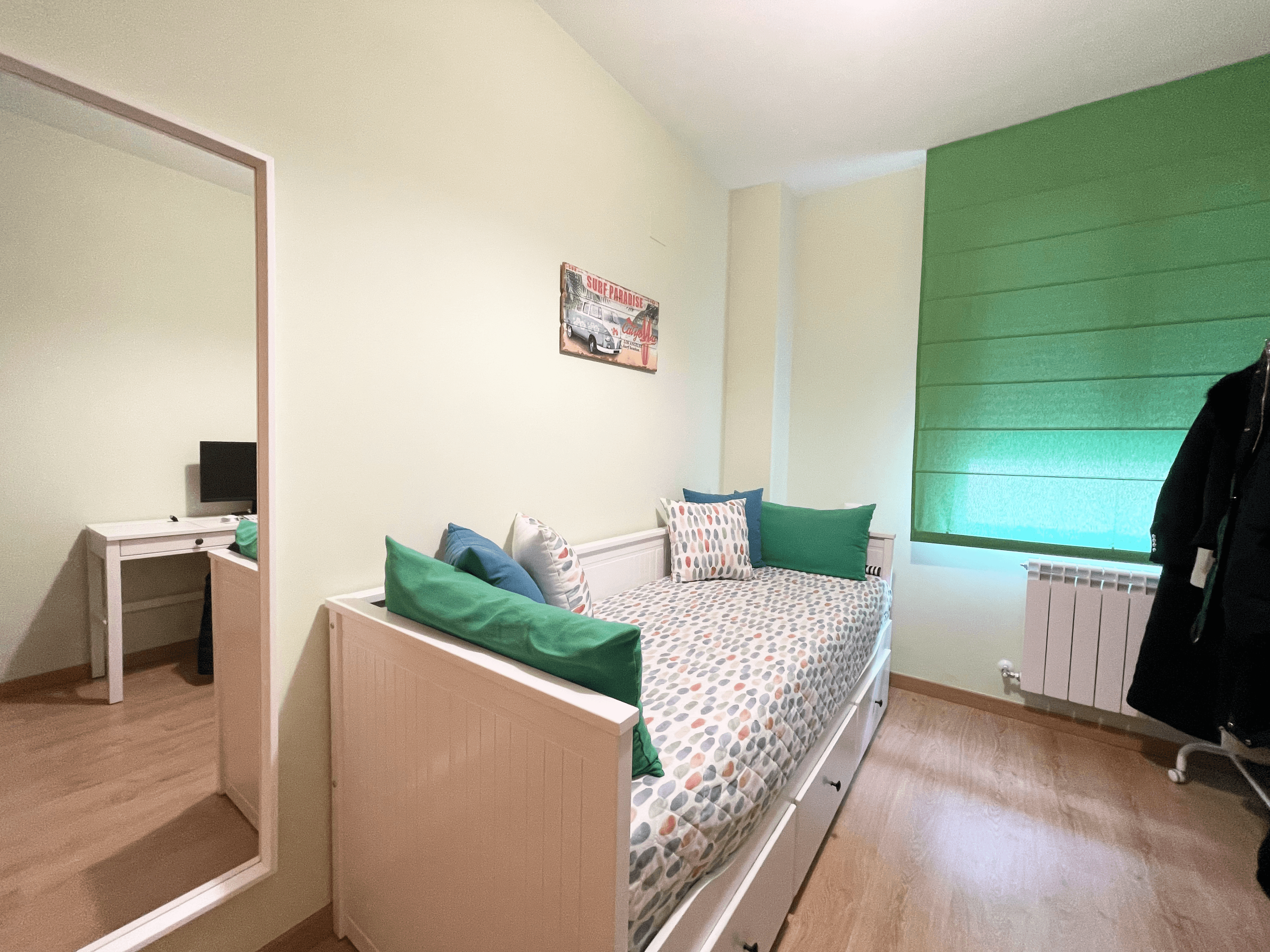 dormitorio individual de piso en venta en Ávila con cama y escritorio