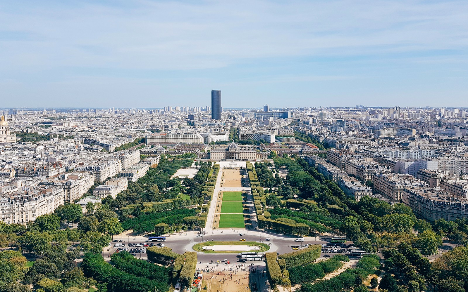 從艾菲爾鐵塔的觀景台俯瞰巴黎天際線和馬爾斯廣場。