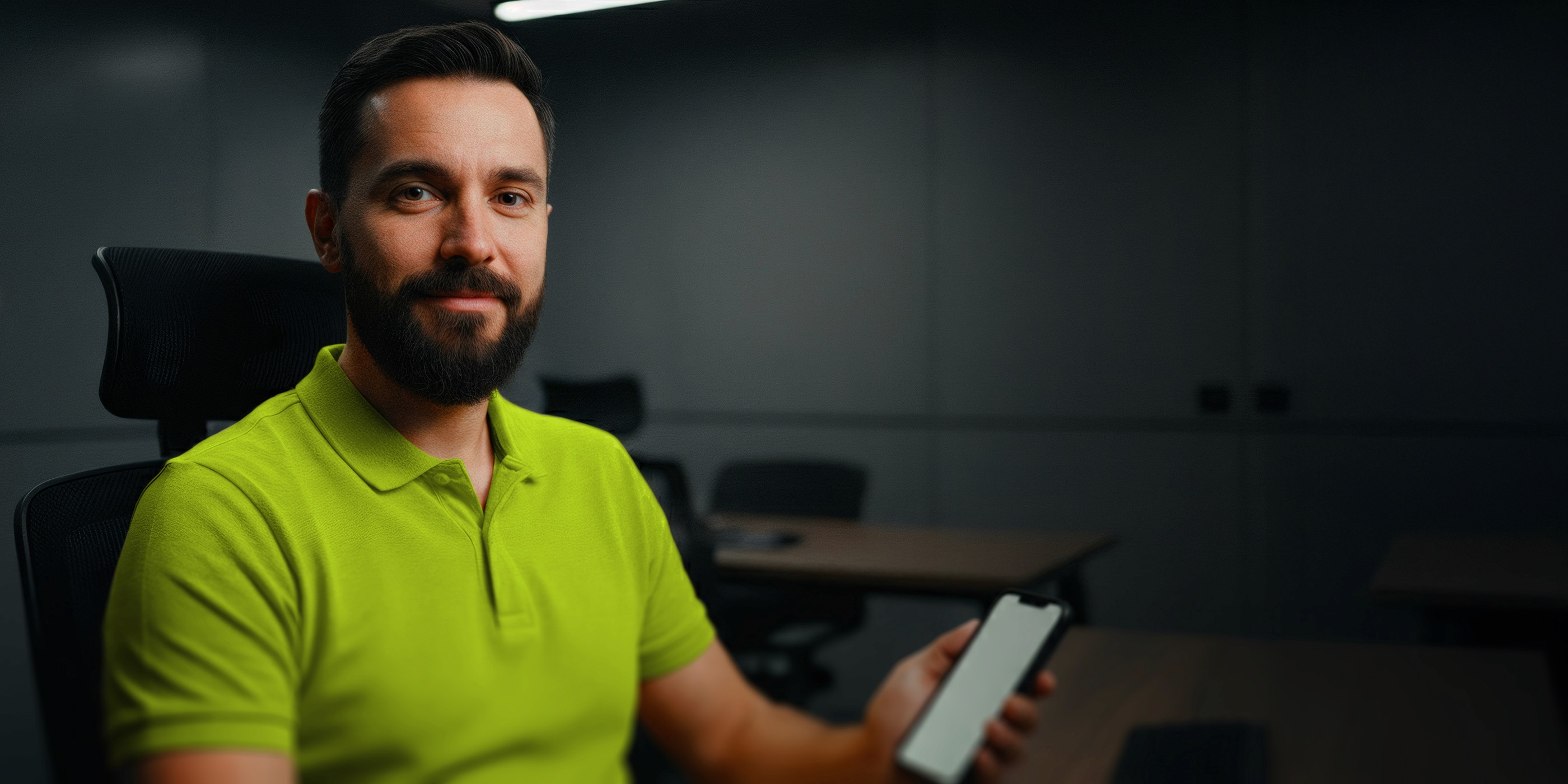 Home usando smartphone no escritório da empresa