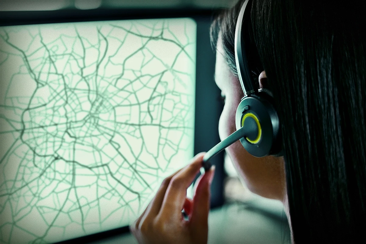 Eine Nolexx-Mitarbeiterin empfängt einen Leckage-Notruf.