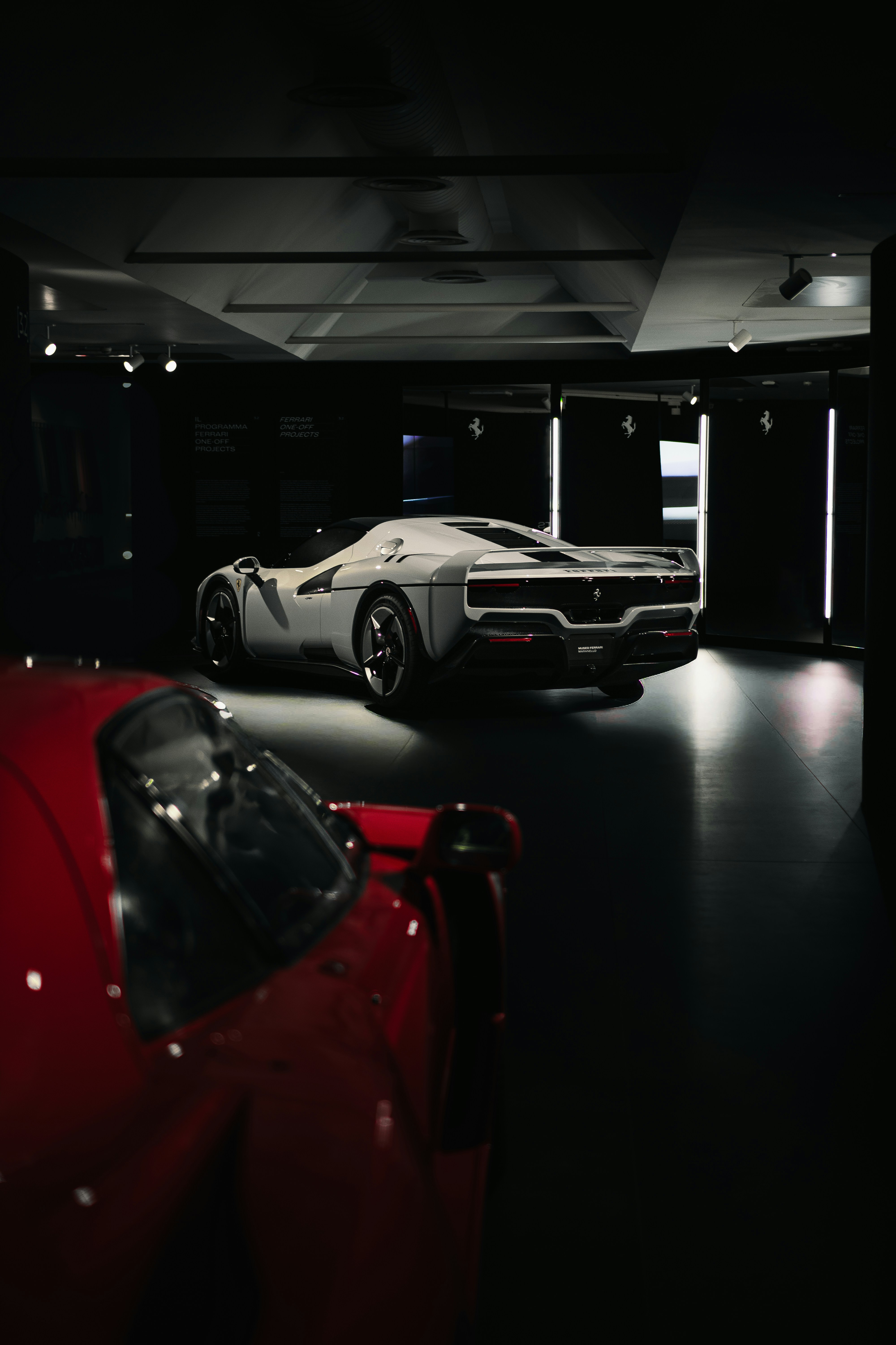 Abgestellte Fahrzeuge in einer gepflegten Garage – strukturierte Sammlung