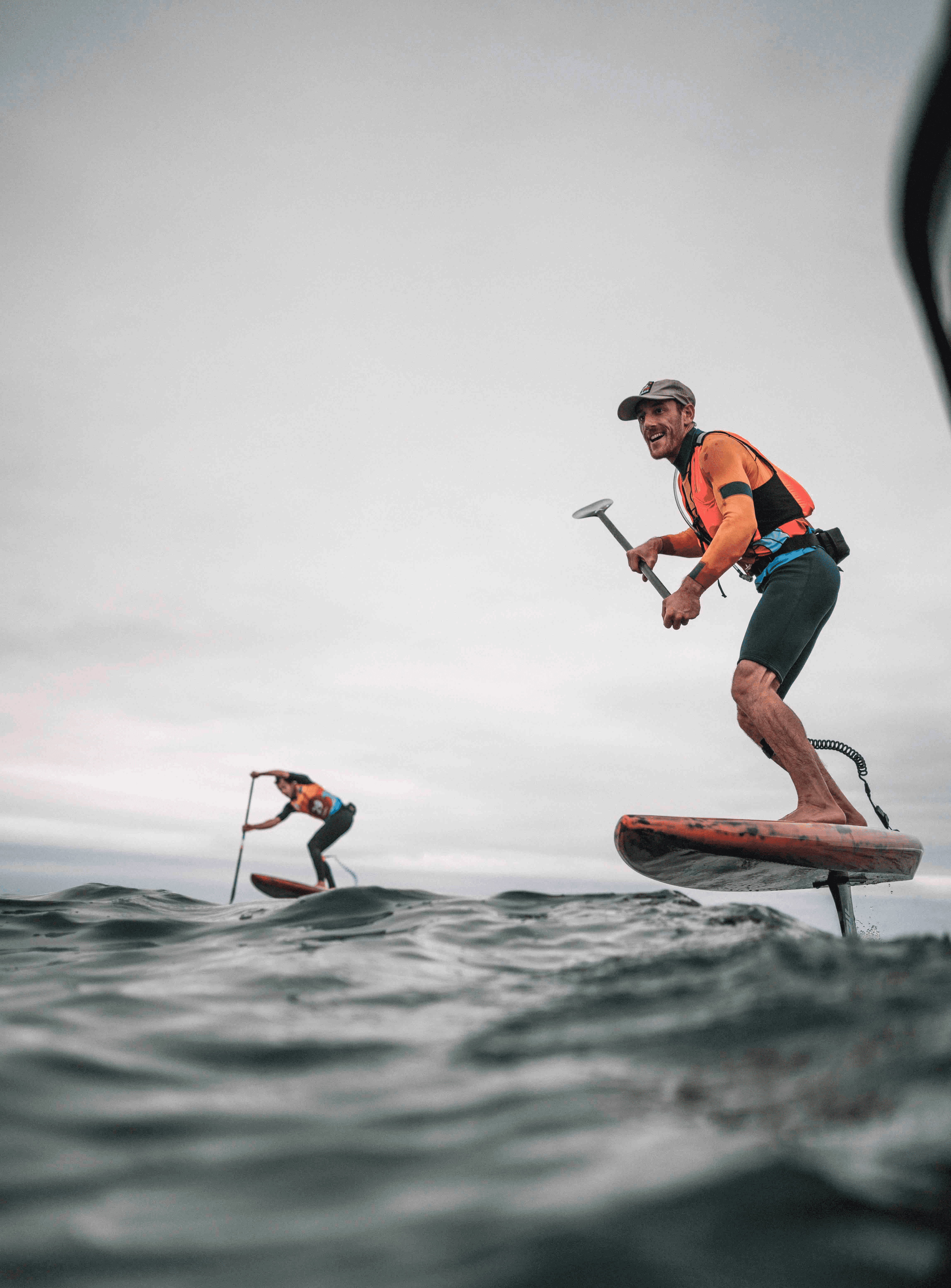 Deux hommes en paddle foil dans la mer