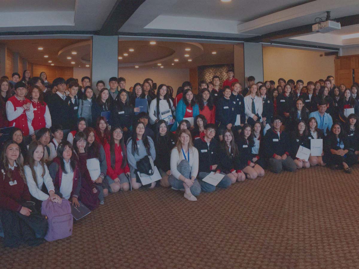 Decenas de escolares de la Región de Los Lagos posan en grupo luego de participar en un evento de IdeaPaís.