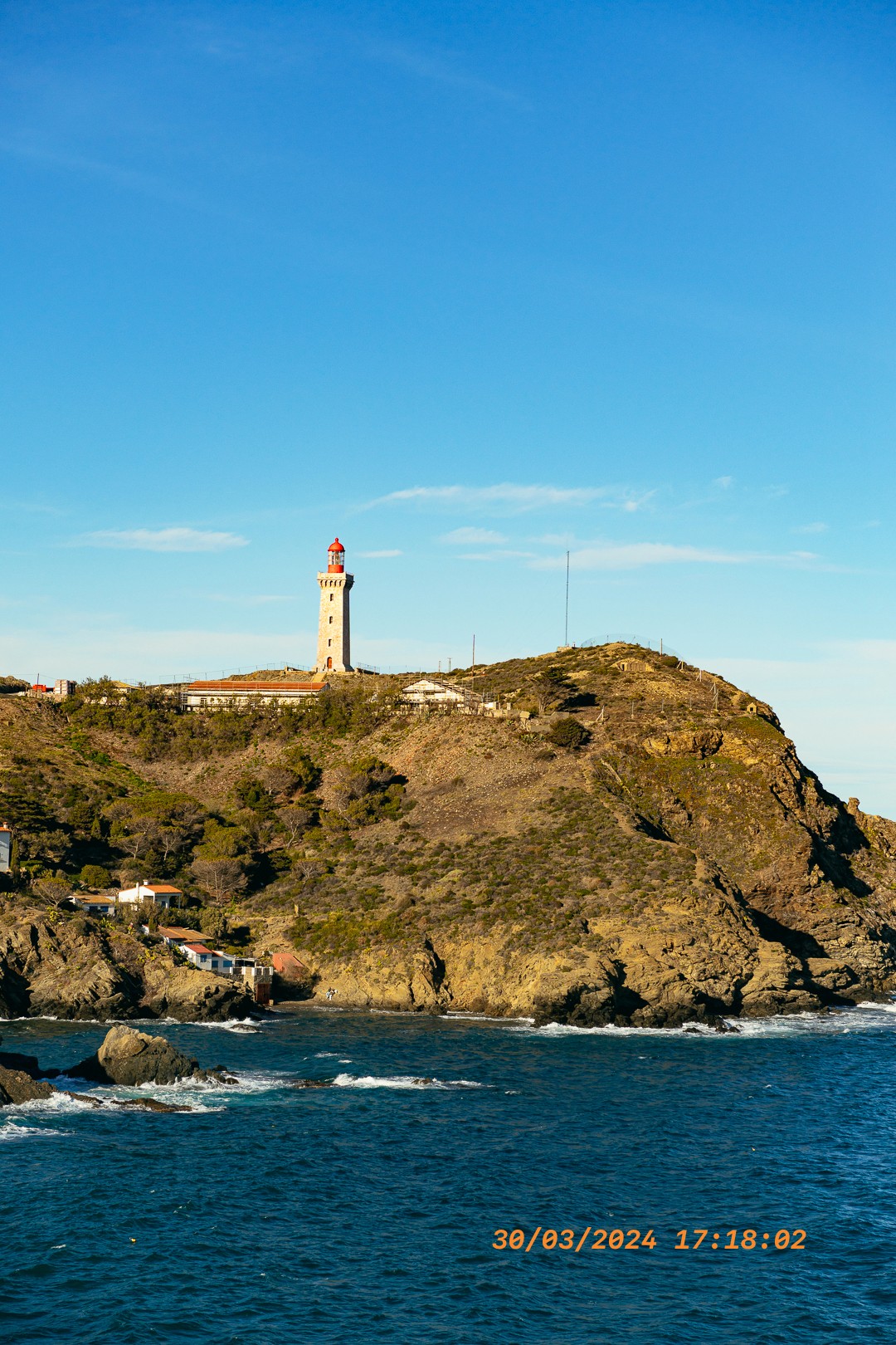 Phare du Cap Béar, perché sur une falaise rocheuse face à la Méditerranée.