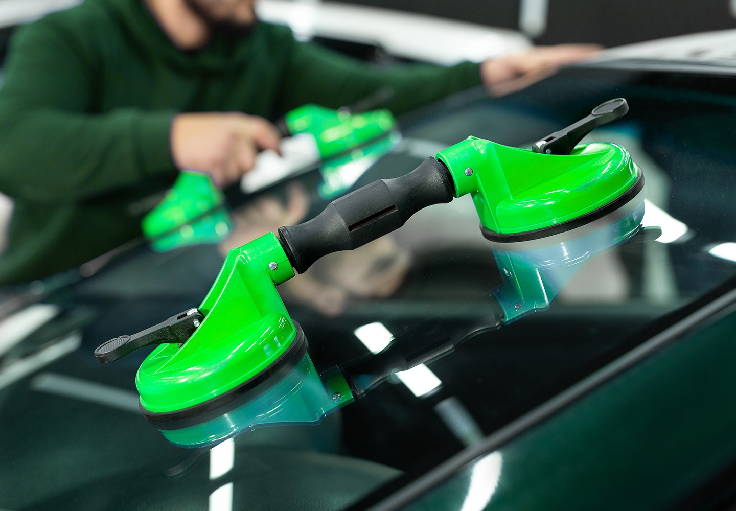 Werkzeug mit grünem Saugnapf beim Windschutzscheiben-Austausch – Autoglas-Service KulXpert Bonn Rhein-Sieg