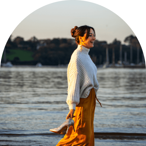 Femme qui rit face à la mer