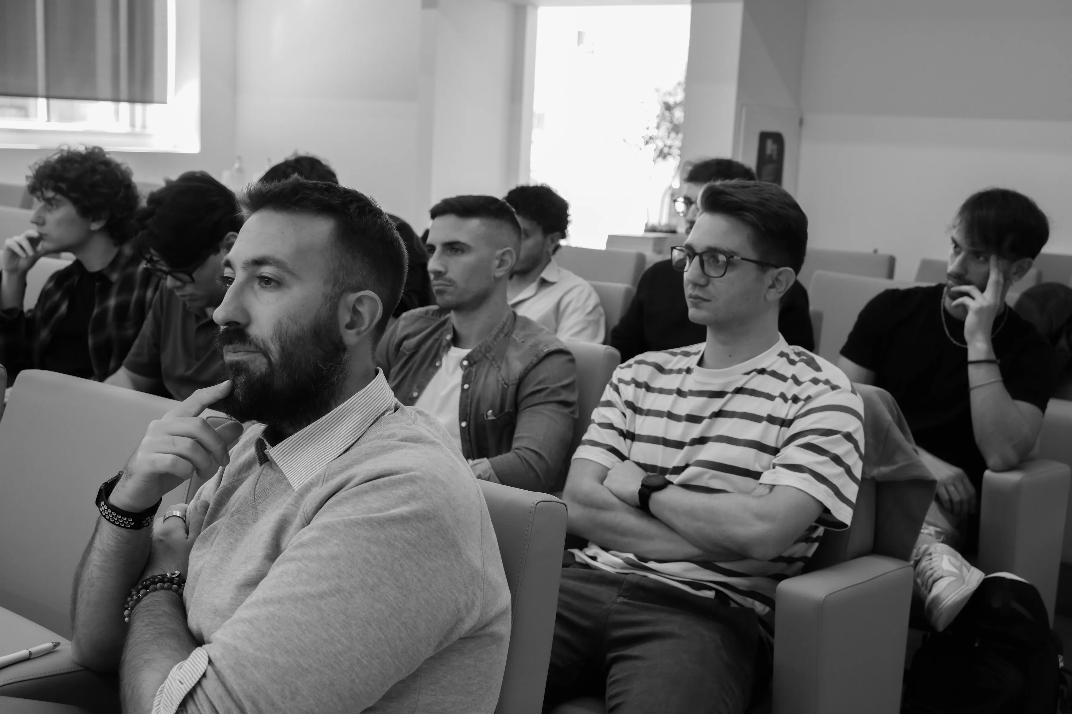 gruppo seduto che guarda un webinar