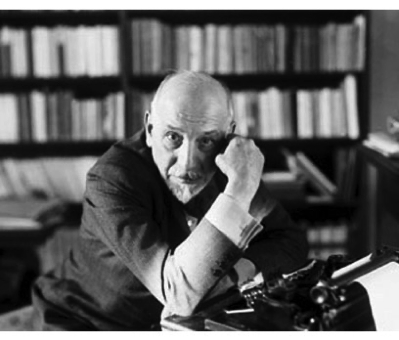 Pirandello nel suo studio, 1934, l'anno del Nobel
