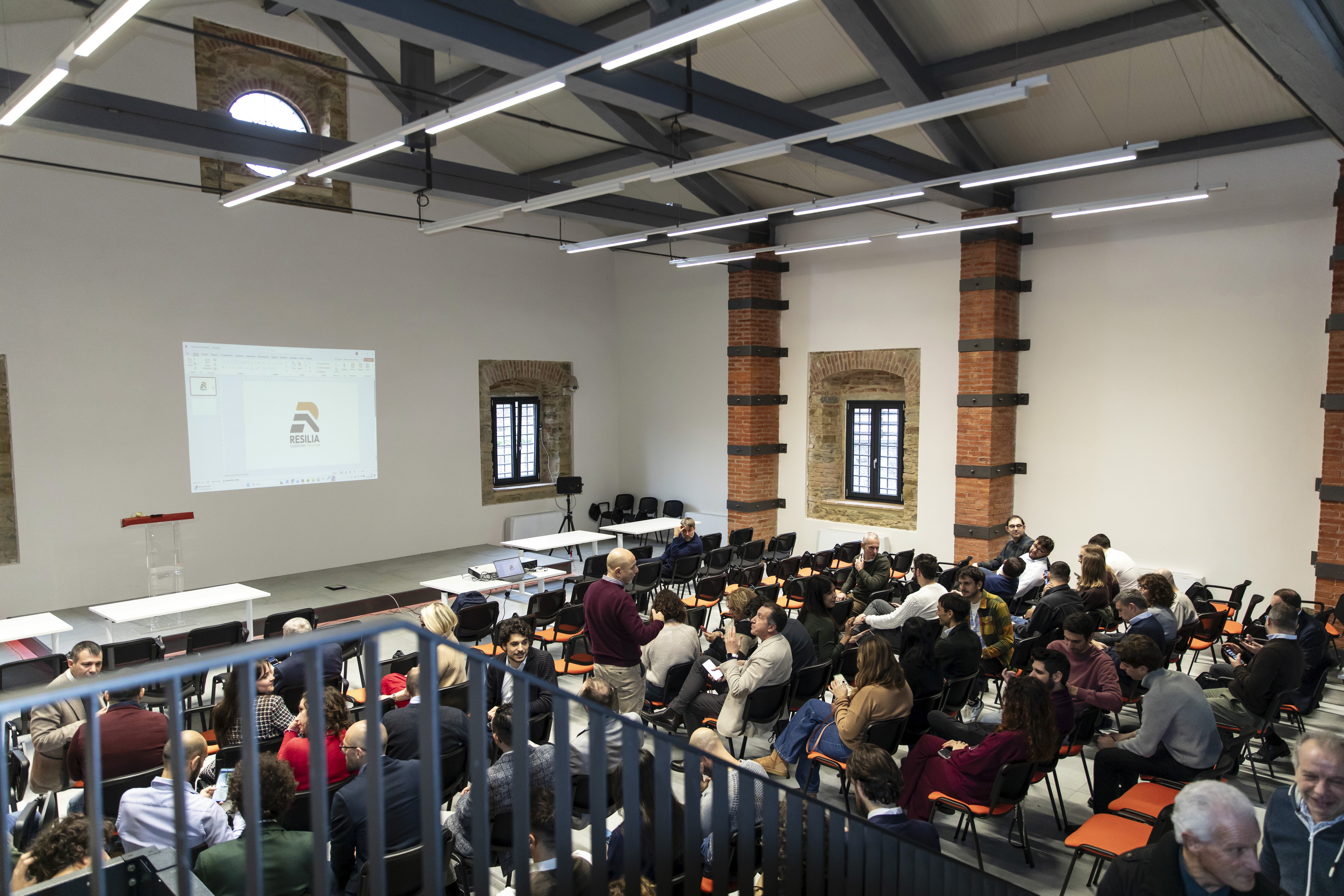 Sala piena durante la giornata inaugurale del Casentino Tech Hub