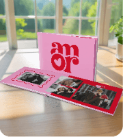 Fotolivro de capa dura no tamanho 20x20cm aberto e fechado em loop.