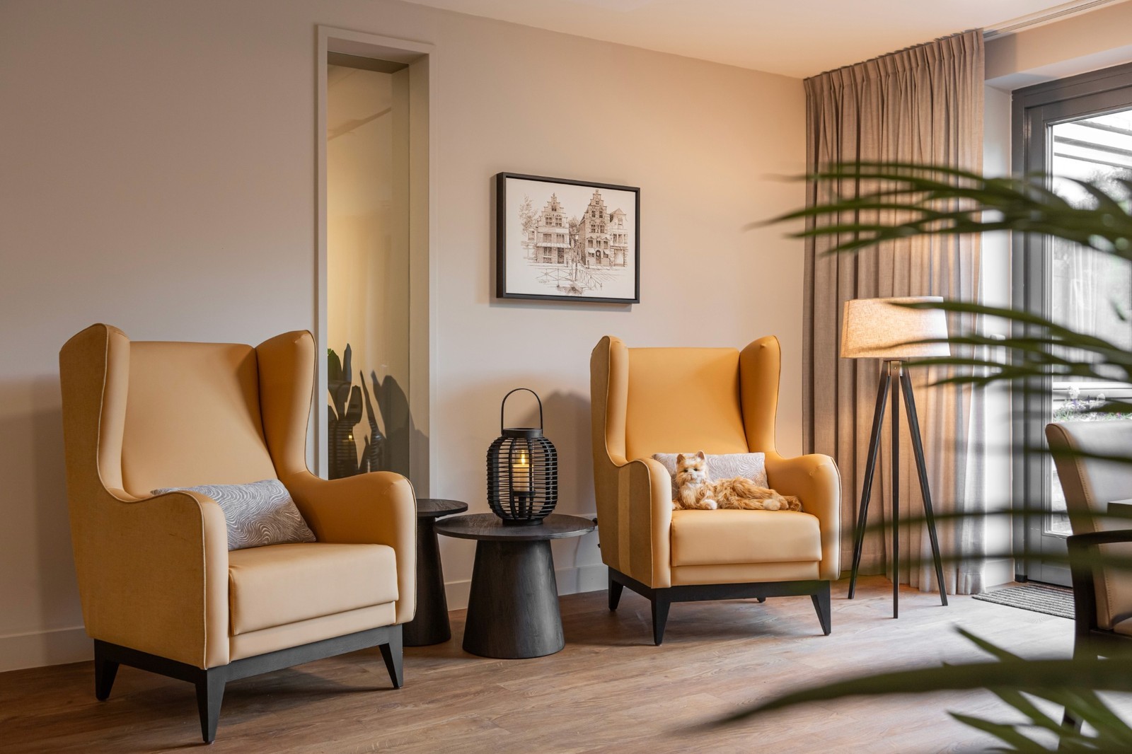 zithoek met gele fauteuils ouderenzorg 