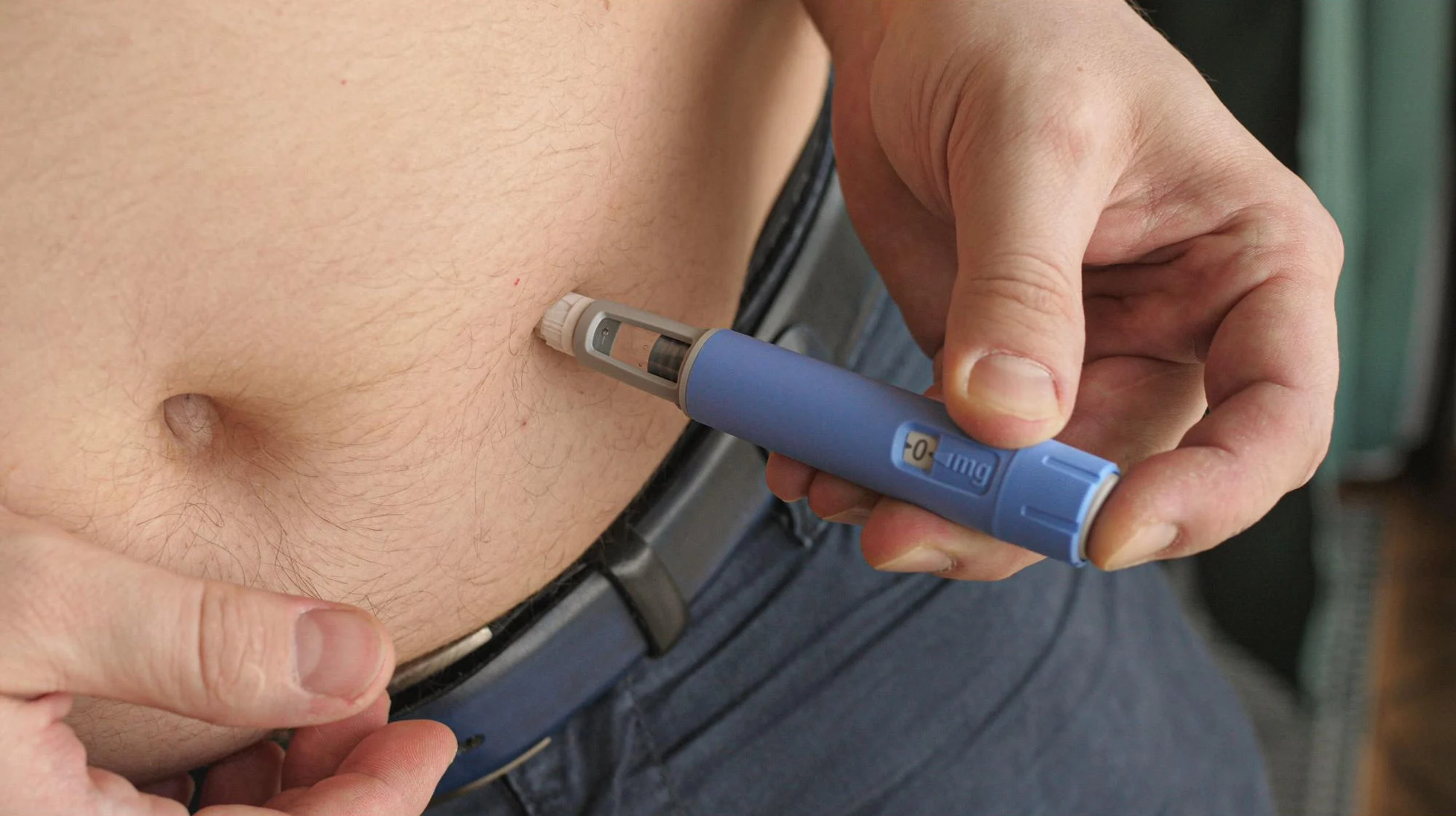 man injecting on fat - Semaglutide Visceral Fat