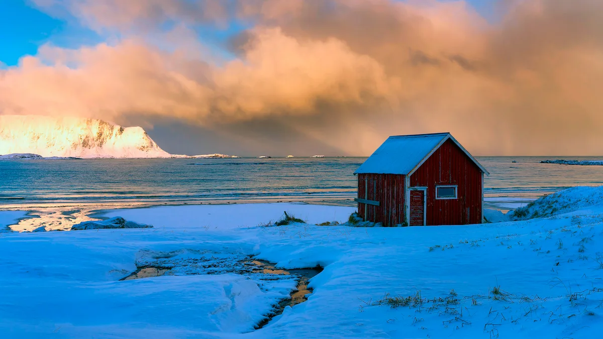 Casita de pescadores en una playa de las Islas Lofoten, Noruega