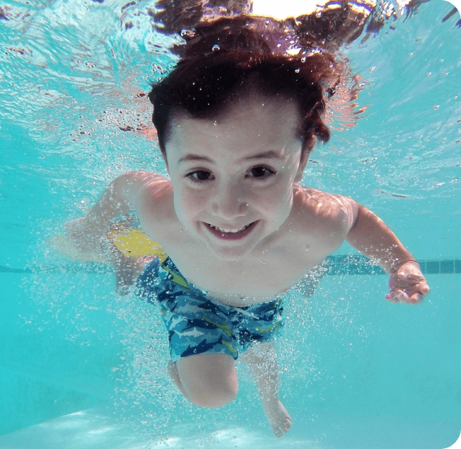 Dziecko pływające w basenie