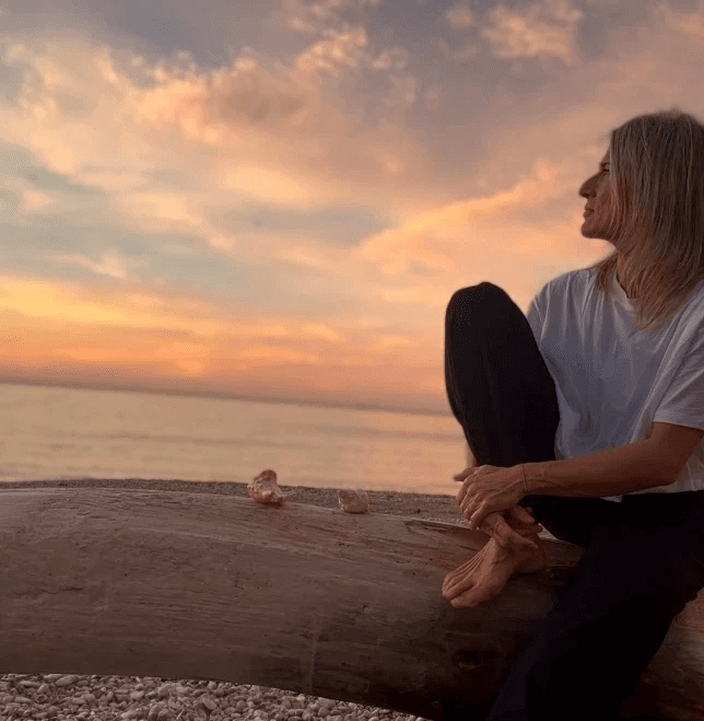 mujer sentada admirando el atardecer