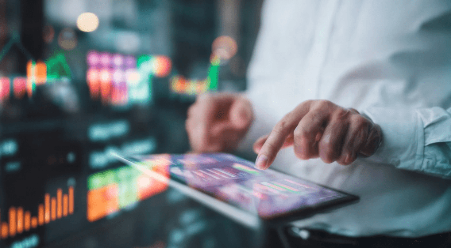 Amazon PPC manager re-optimizing campaigns for Q1 by reviewing bids, budgets, and targeting strategies in January