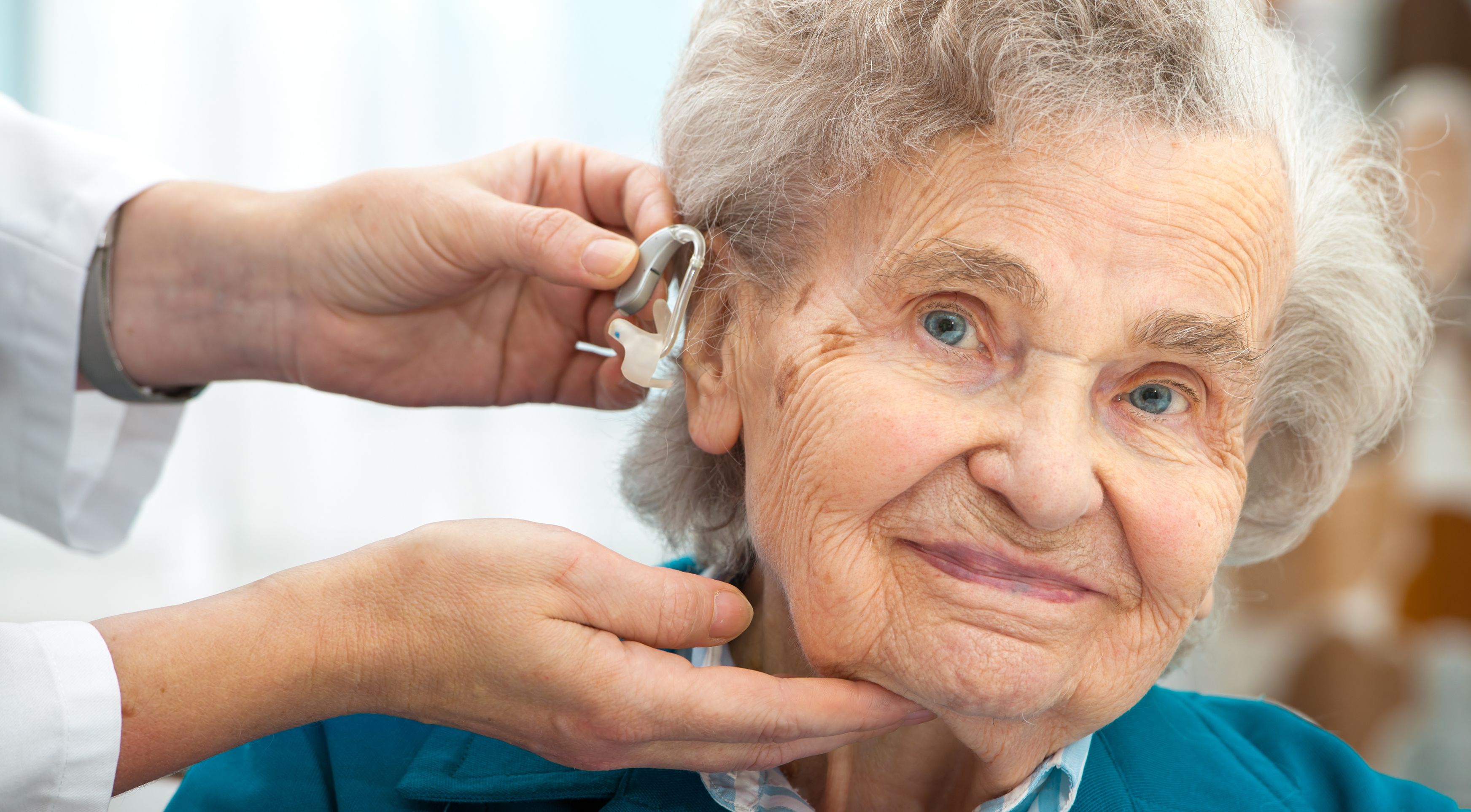 Fran, jefe de proyectos, colocándose un audífono con gesto serio y profesional