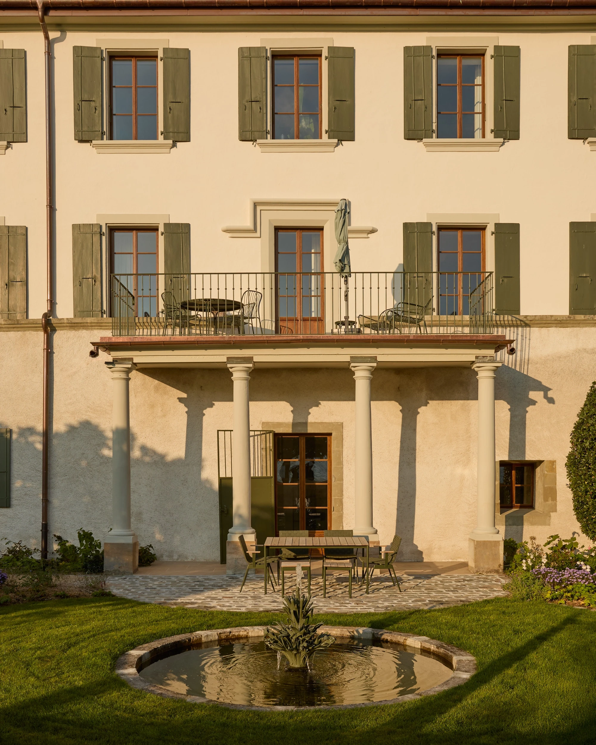Détail de la façade est du Château de Saint-Prex, avec terrasse sur portique, bassin du XIXᵉ siècle remis en eau et jardin historique restauré.