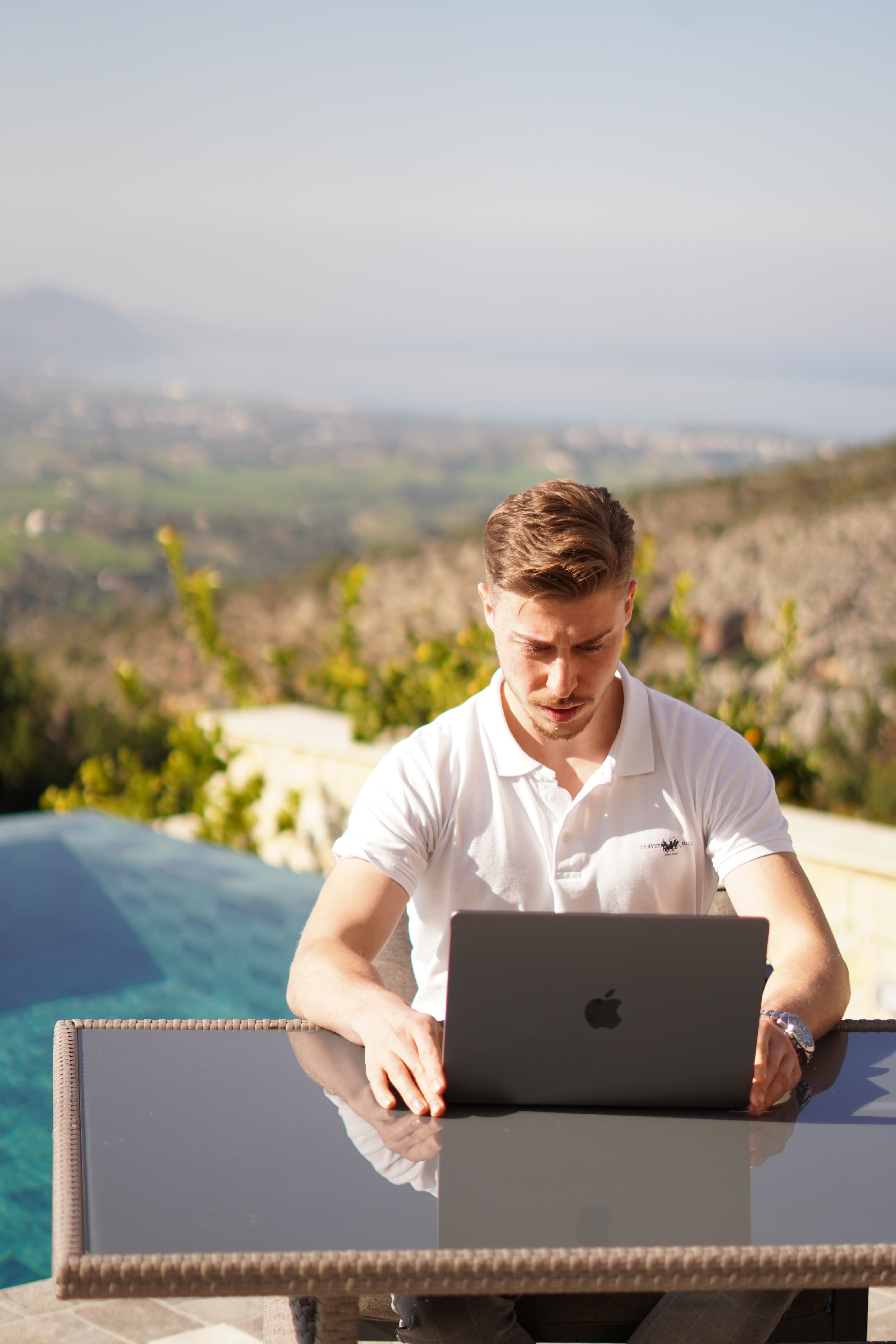 Ein bild von Lasse am laptop in einem Urlaubsgebiet