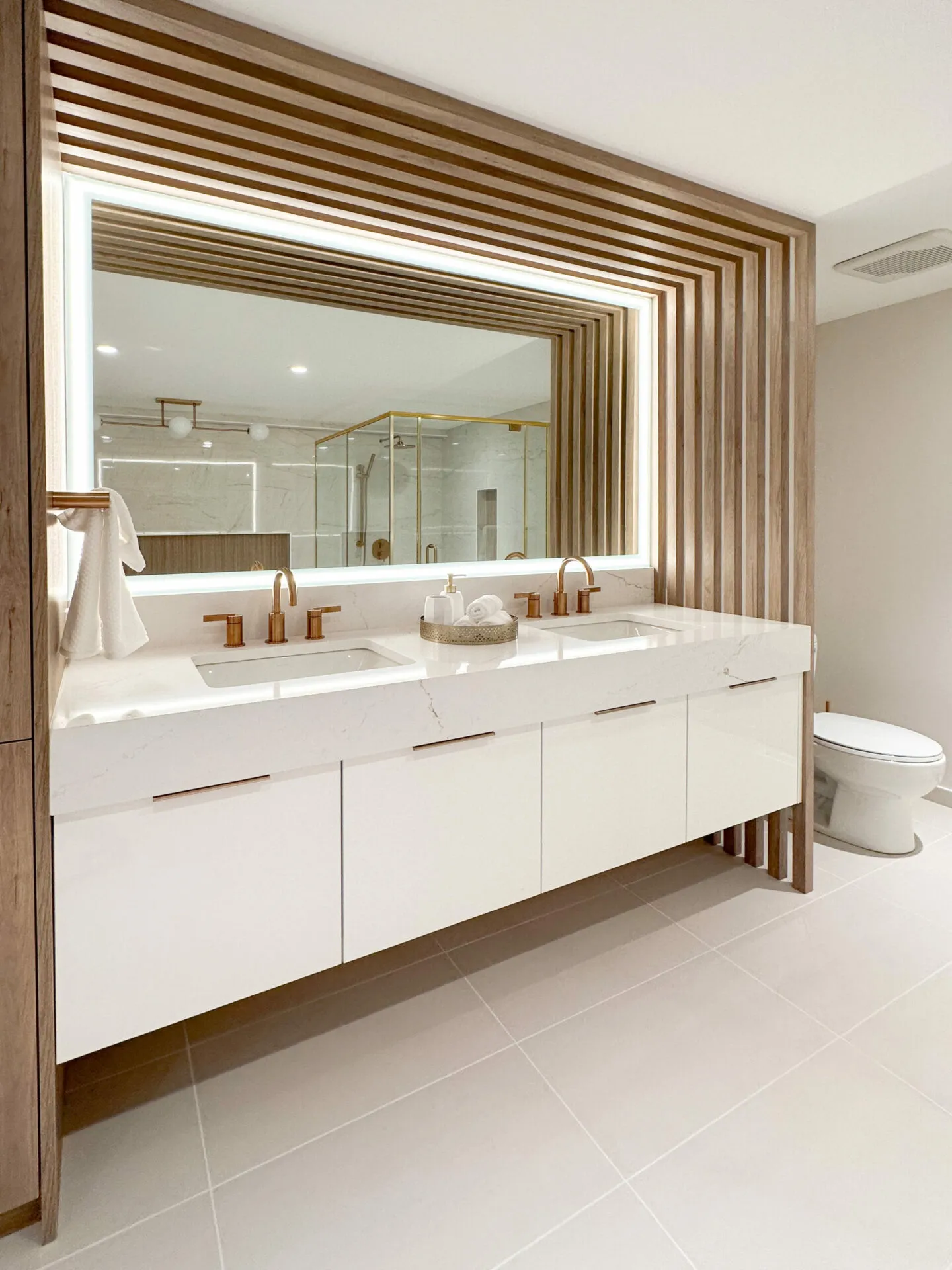 Image of ensuite vanity with wood slats surrounding the vanity.