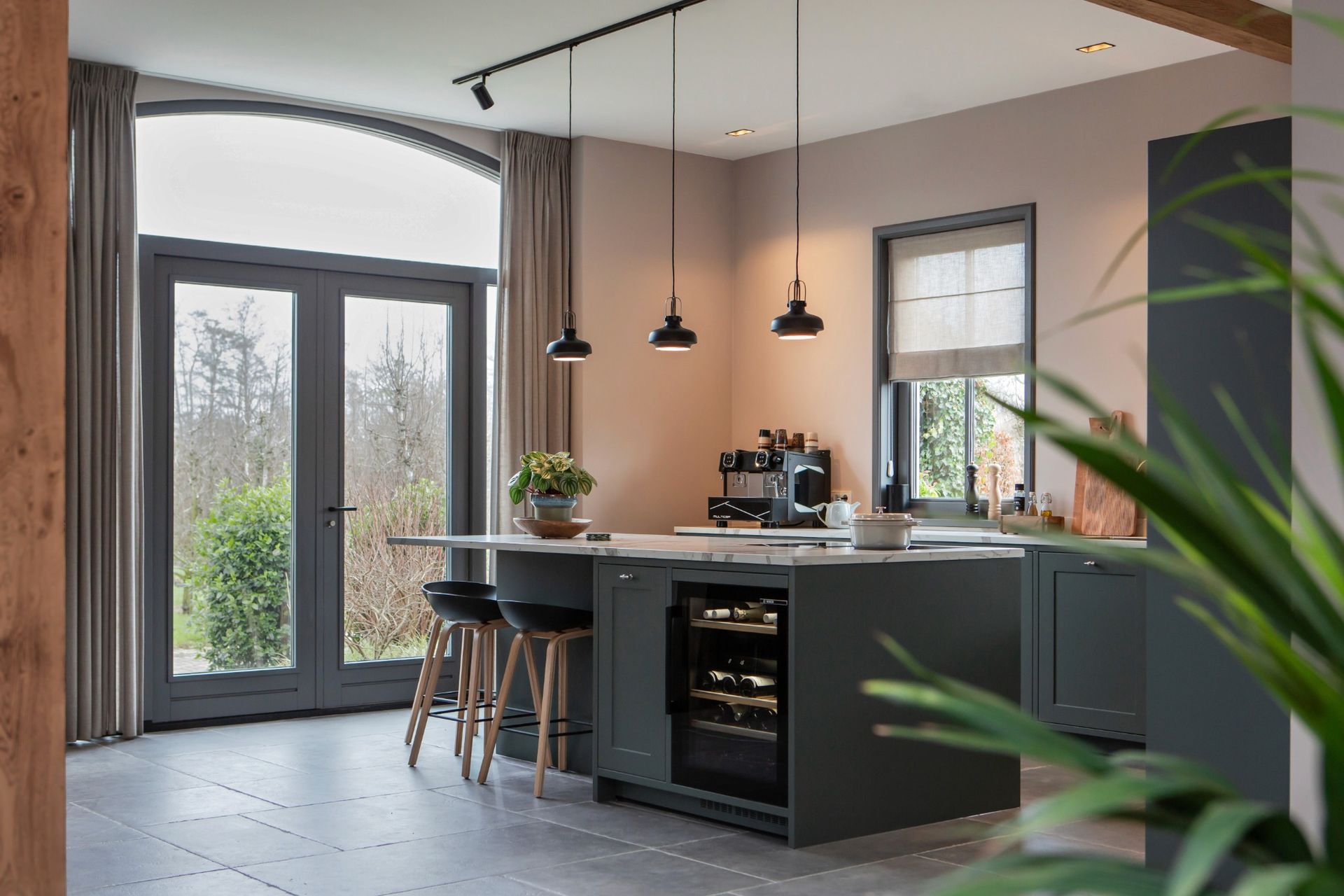 keuken in de schuurwoning in donker groen met marmer blad en klooster tegels