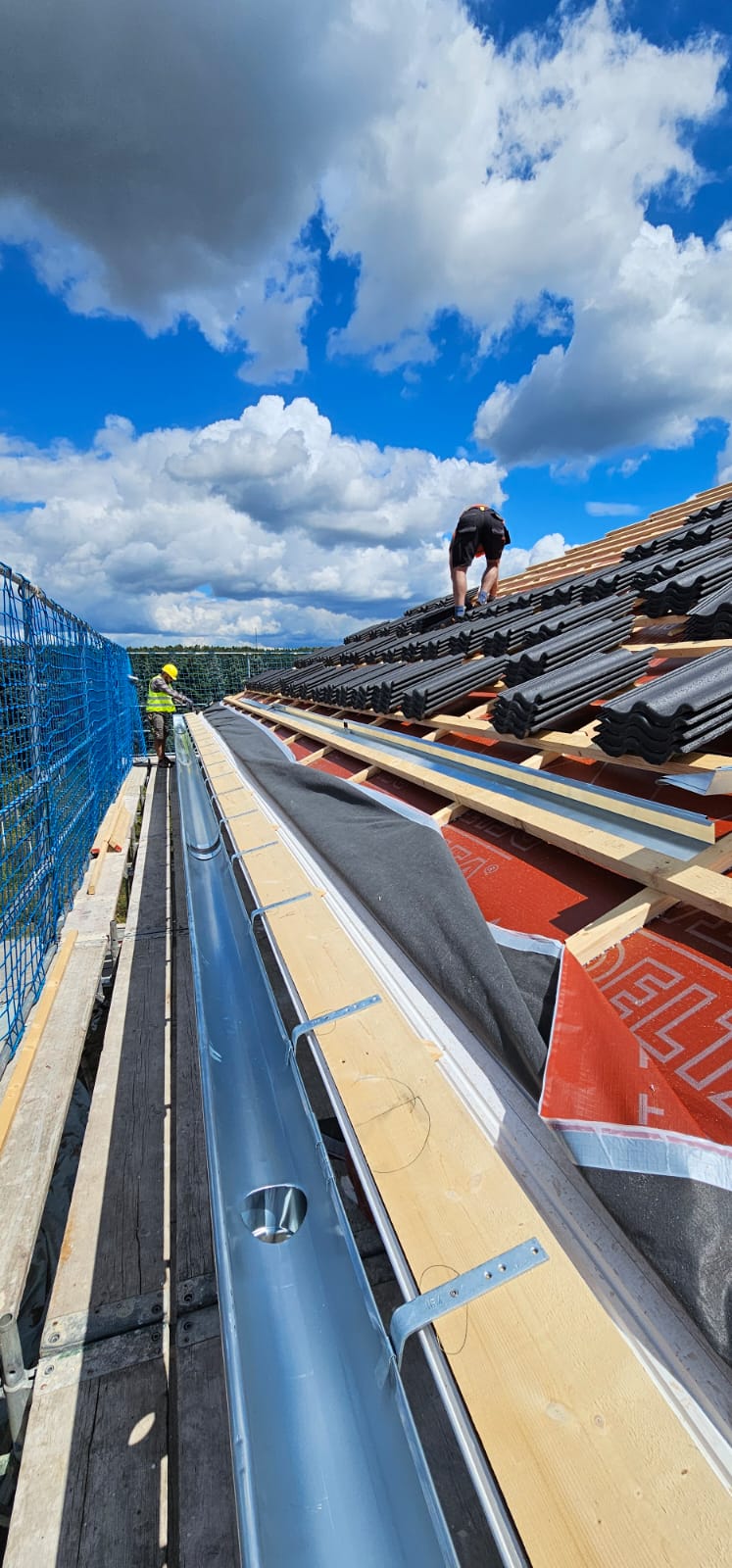 Mitarbeiter von Wertebau bei der Arbeit auf einer Baustelle – Experten für Bauprojekte jeder Größe mit Fokus auf Qualität und Präzision