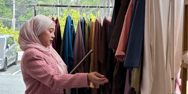 Haizun Yahya, founder K'Fora Beauty, sedang menyemak stok menggunakan sistem POS StoreHub.