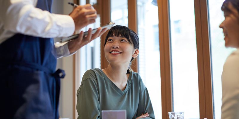 Pelanggan sedang membuat order dengan pelayan di restoran