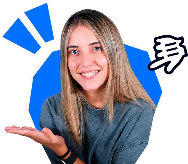 Patricia, creadora de cursos online, trabajando en su ordenador