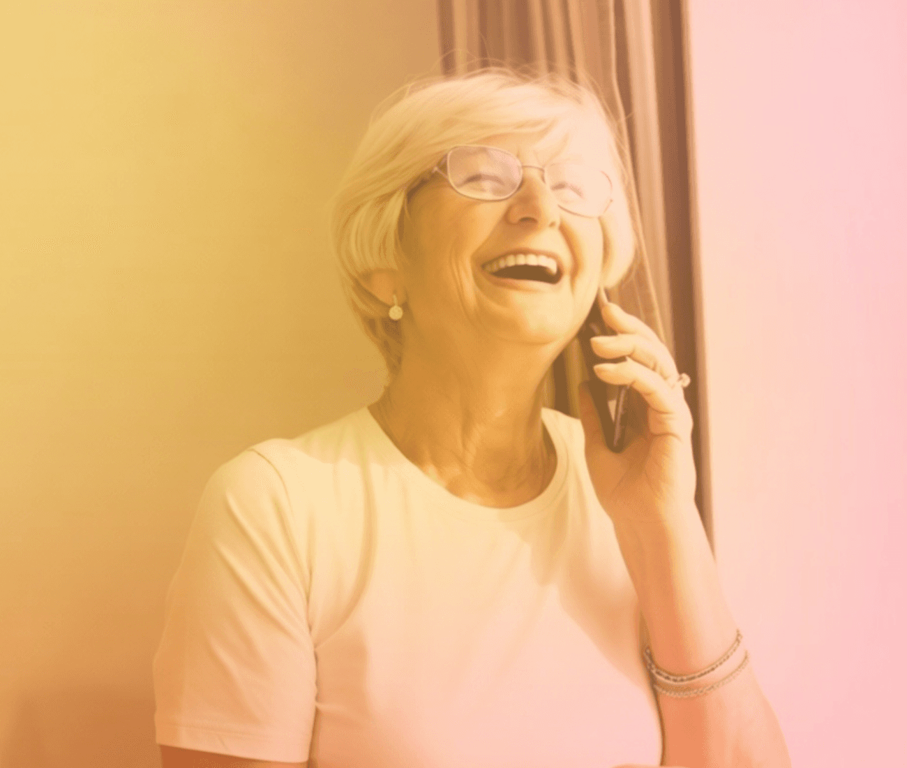 Äldre kvinna som pratar i telefon