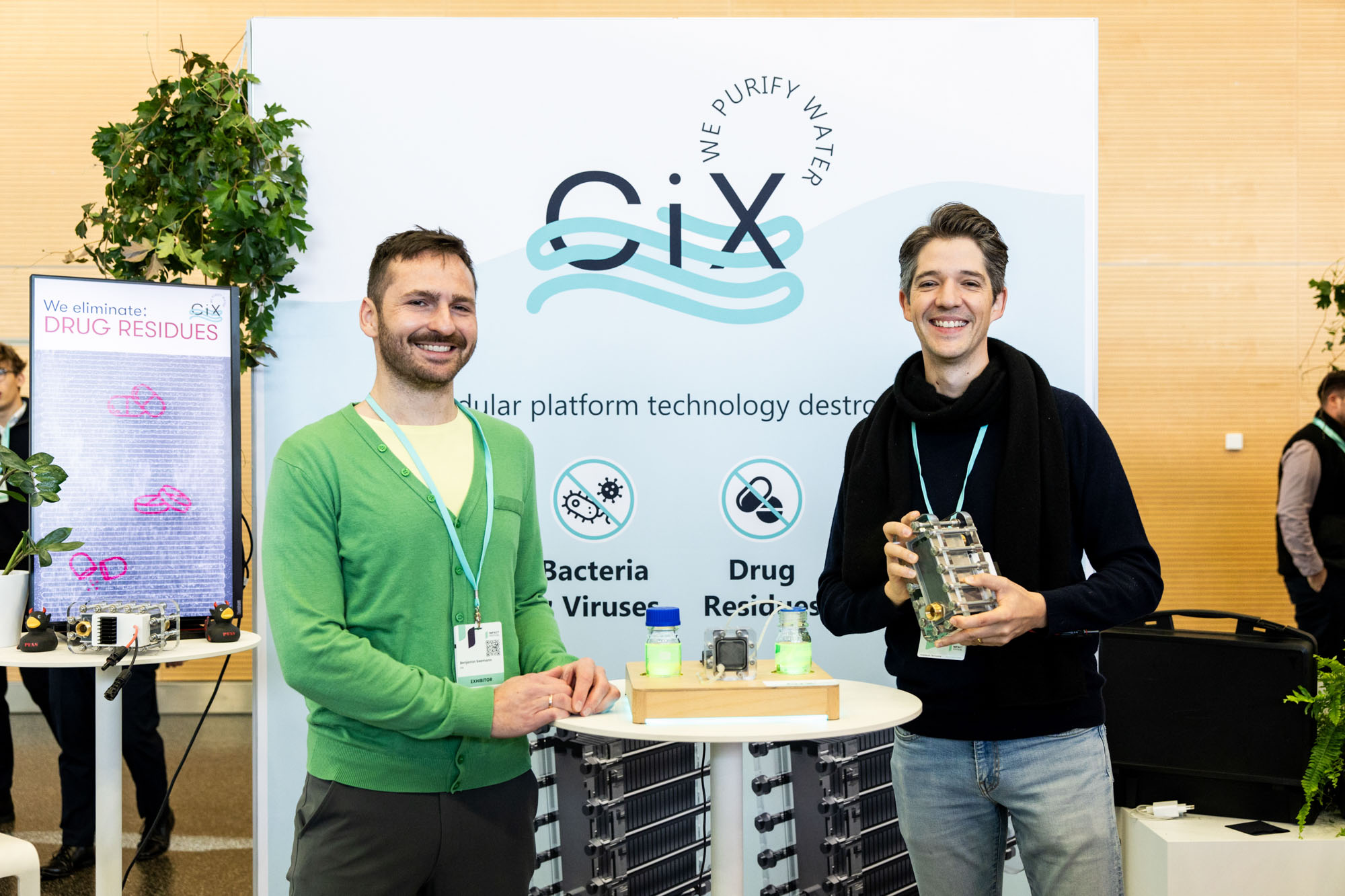 Zwei Geschäftspersonen stehen an einem Konferenztisch und diskutieren intensiv