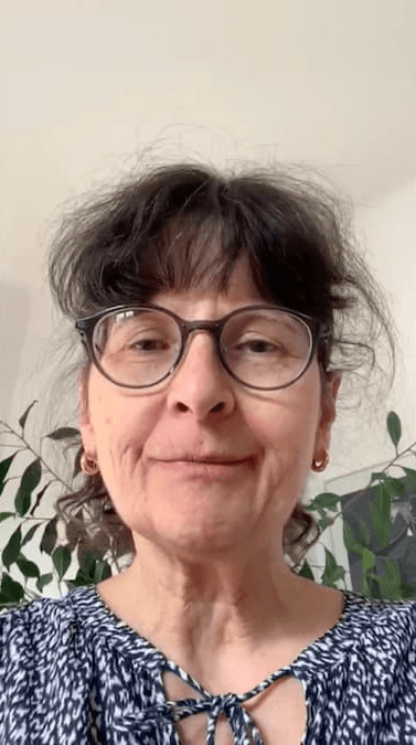 Kursteilnehmerin Ella teilt ihr Feedback zum Singers Evolution Coaching. Fokus auf die Entwicklung ihrer Stimme als Hobby-Sängerin im Pop-Bereich.