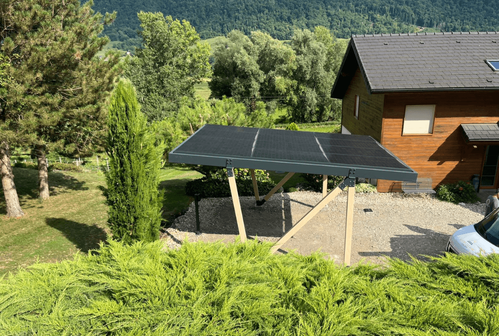 Photo d'une maison à La Trinité équipée d’un carport et de panneaux photovoltaïques dont l'installation a été faite par Solarock.