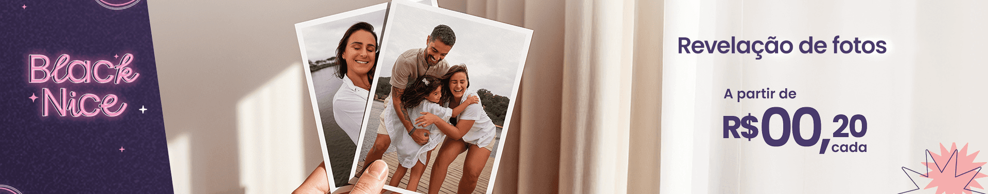 Mão segurando foto revelada de família sorridente, com outras imagens espalhadas e promoção a partir de dezenove centavos cada
