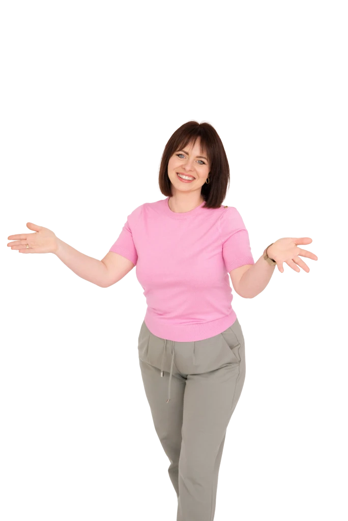 Uśmiechnięta kobieta witająca ludzi