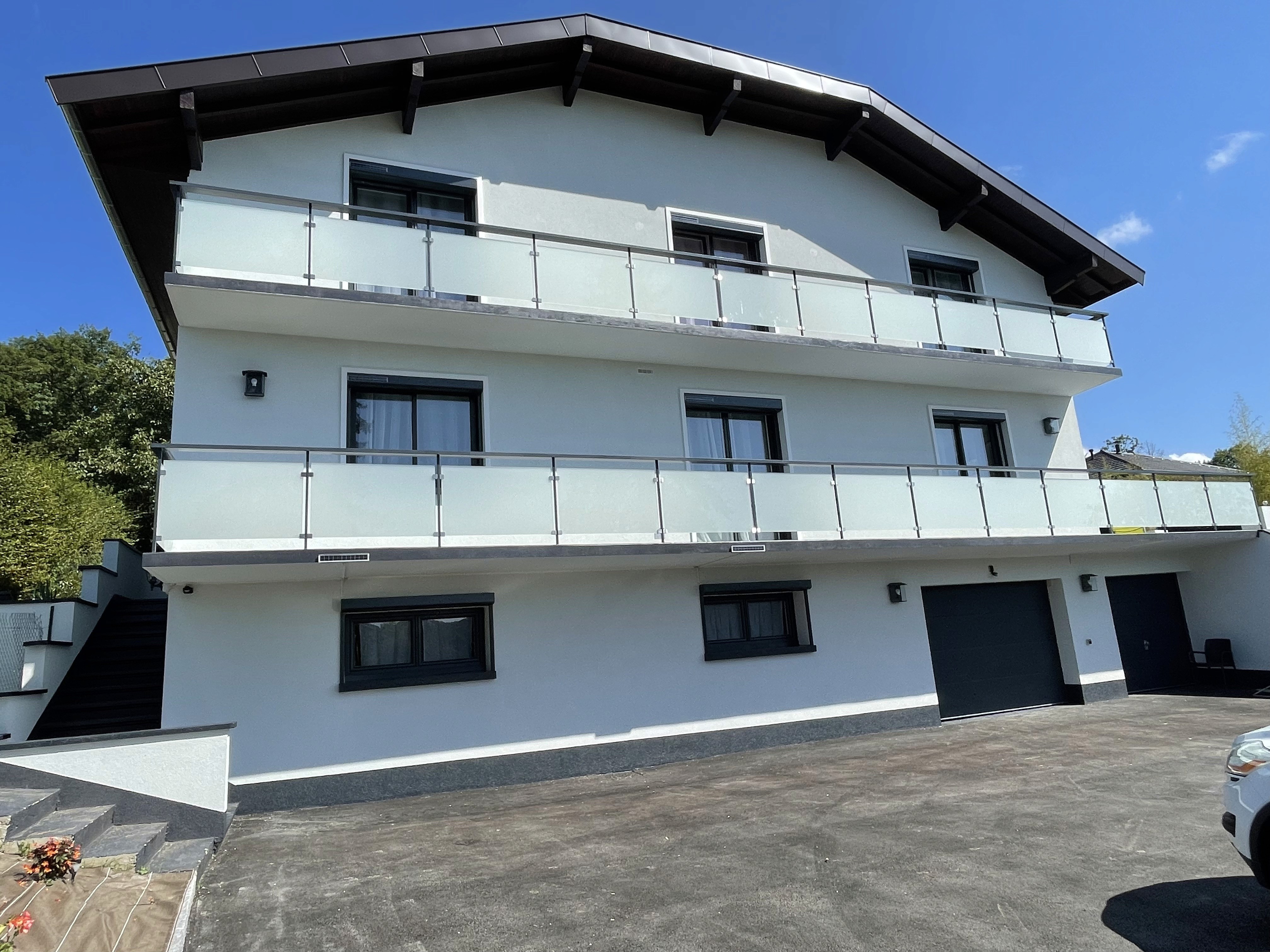 Façade ravalée et garde-corps modernisés à Annecy par AA Team Façade