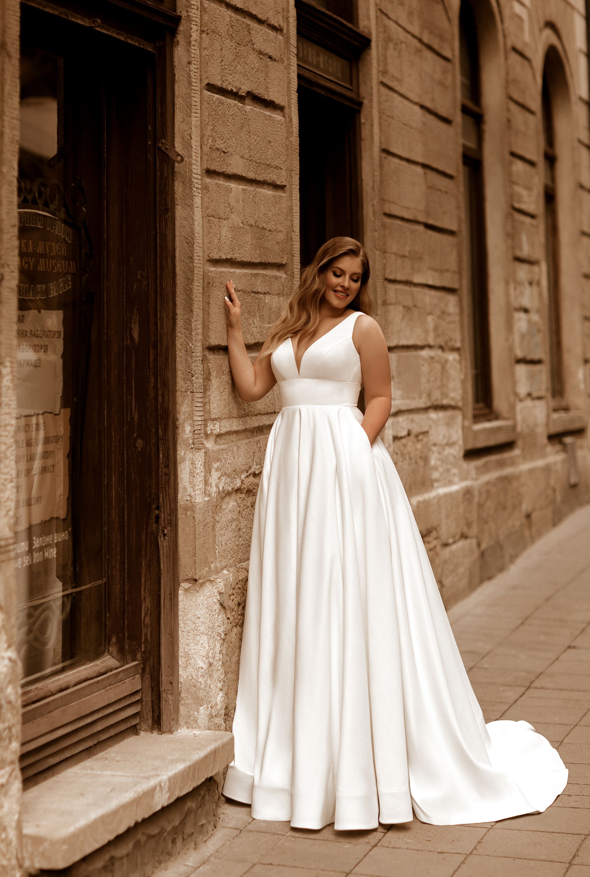 Schlichtes Brautkleid aus elegantem Satin mit Schleppe