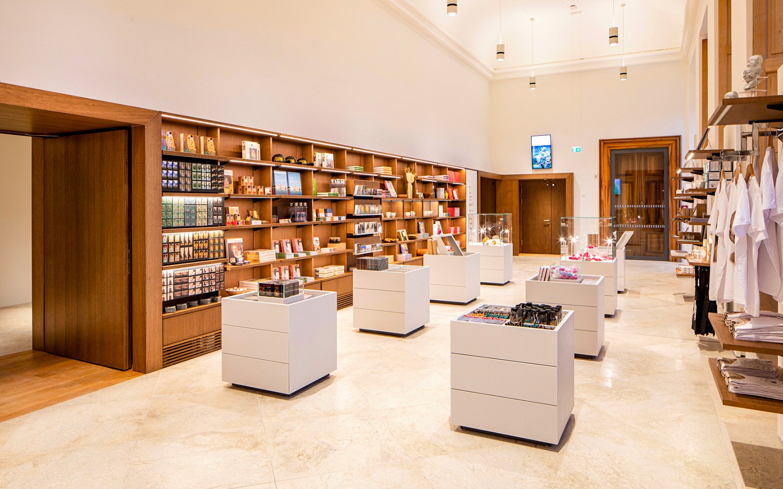 Магазин сувениров внутри дворца Бельведер с полками, полными сувениров, и витринами.