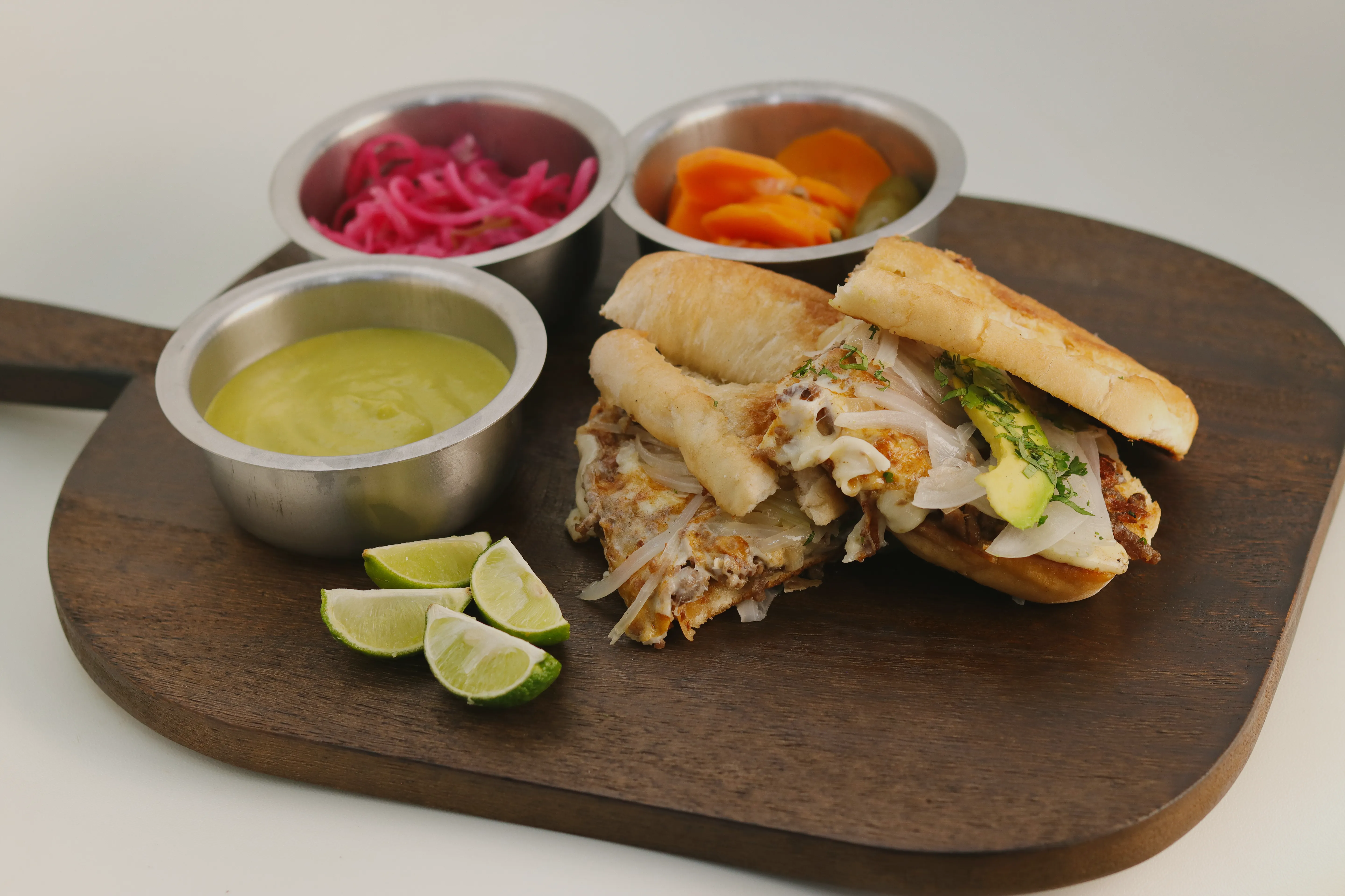 Torta de bistec servida con salsas y guarniciones.