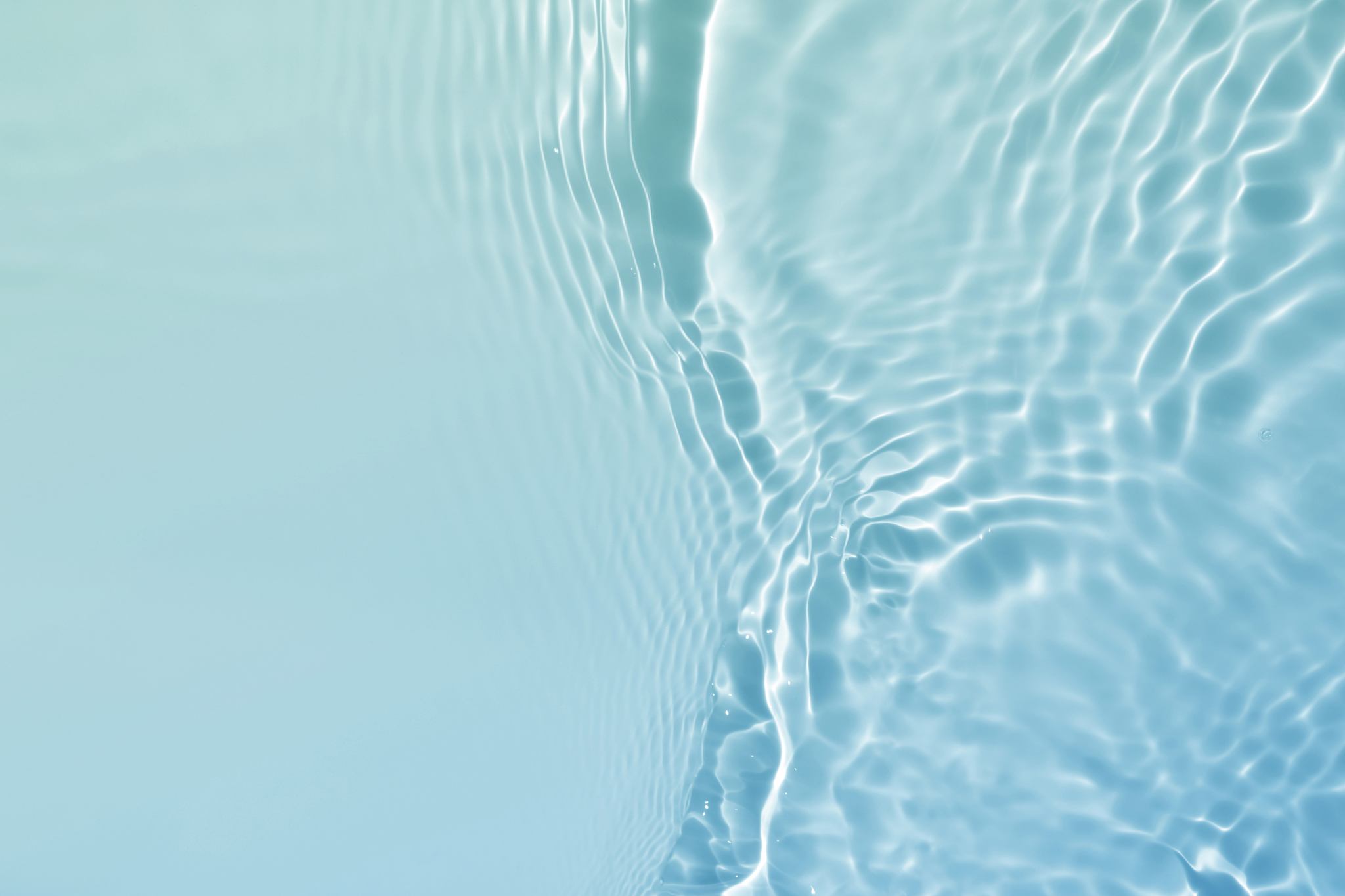 reines Wasser, durch das Licht hindurchscheint