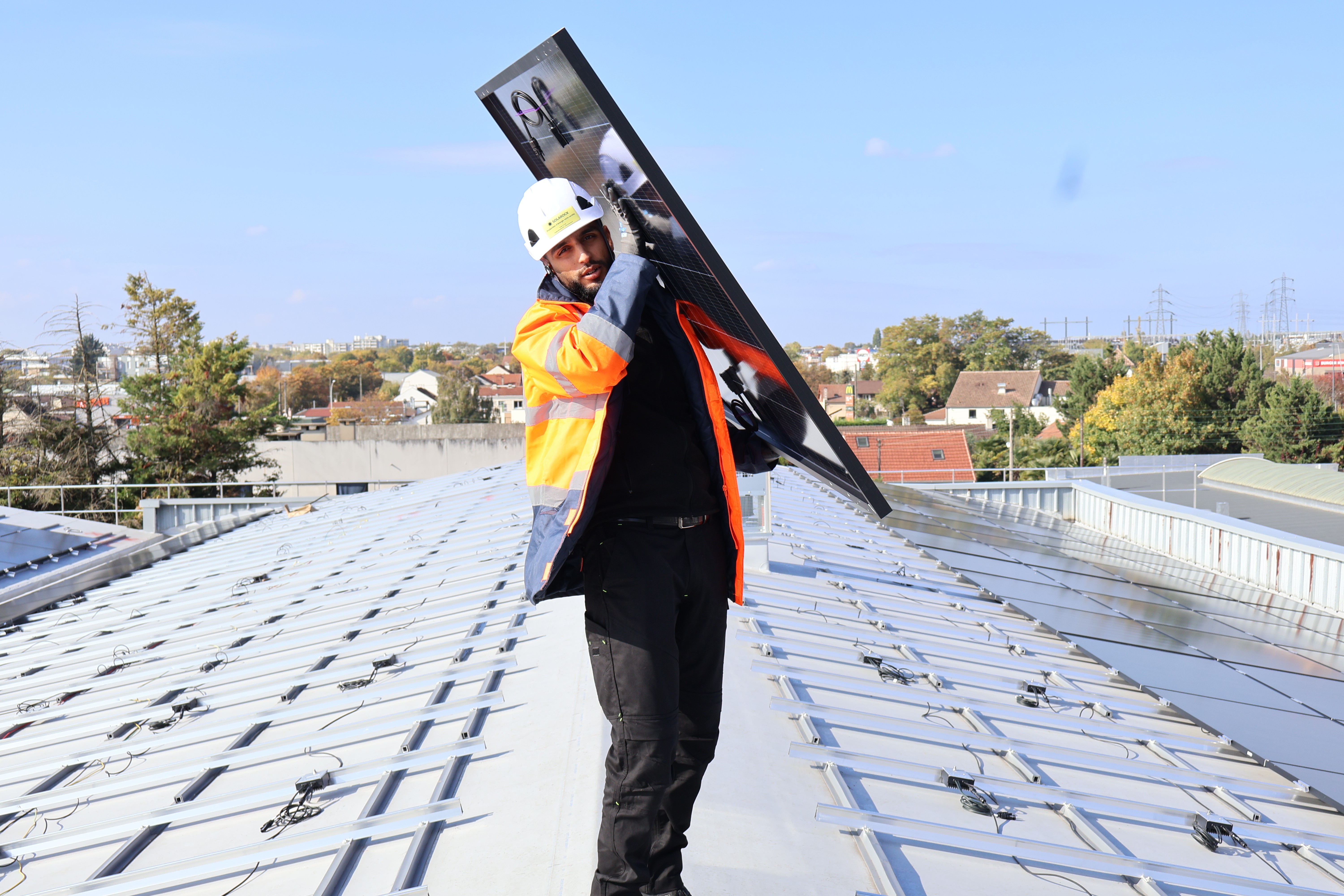 Photo d'une personne souriante qui va devenir franchisé Solarock et lancer sa société dans le photovoltaïque