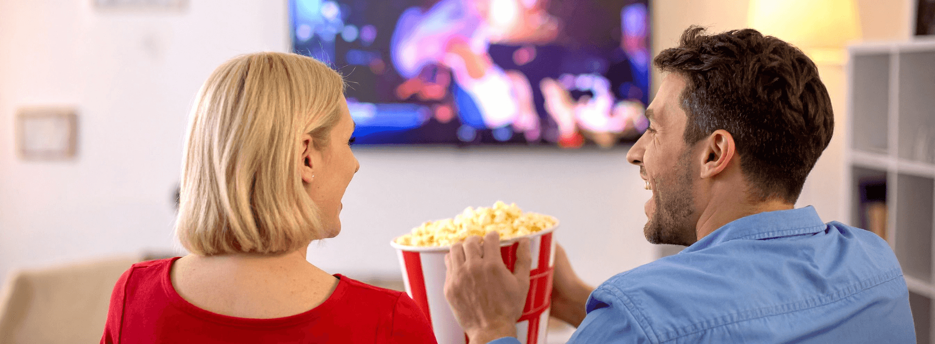 Couple qui regarde un film à la maison