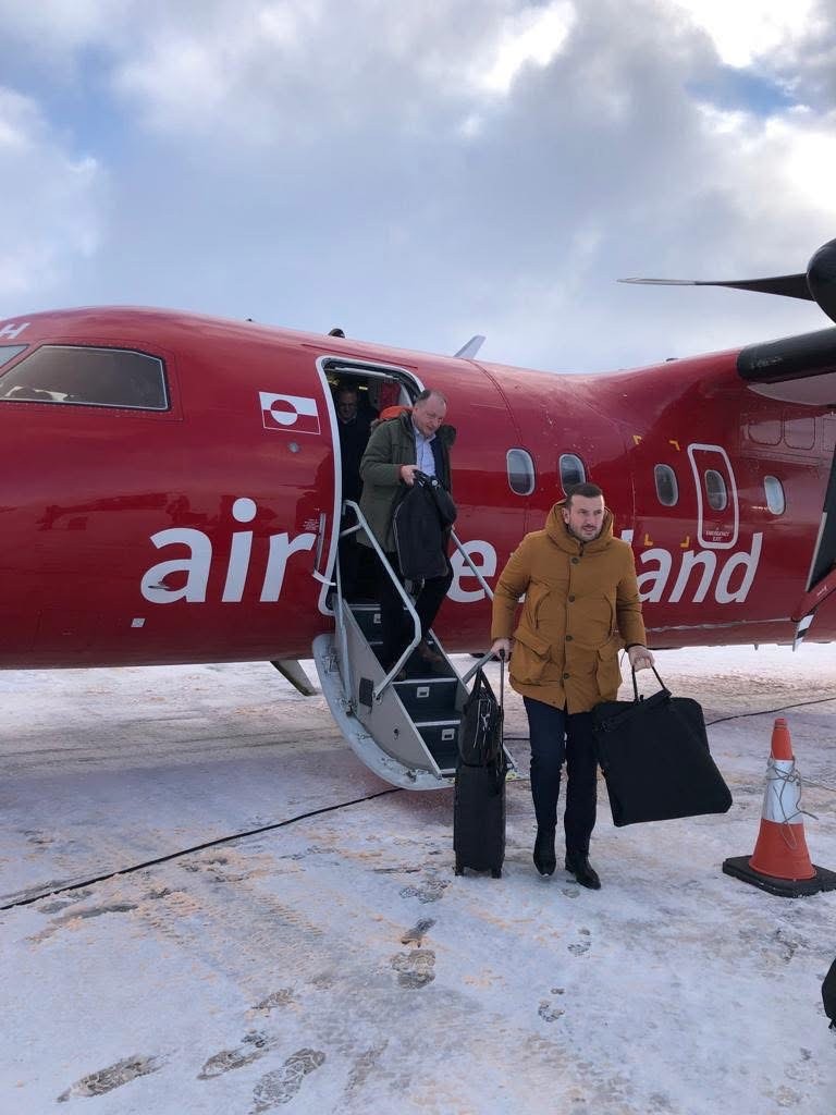 Virginijus Sinkevičius eina žemyn lėktuvo laiptais.