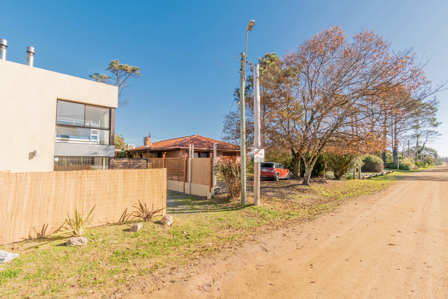 Fachada de Casa Albatros con estilo moderno y acogedor - vista exterior que destaca el diseño contemporáneo de la casa.