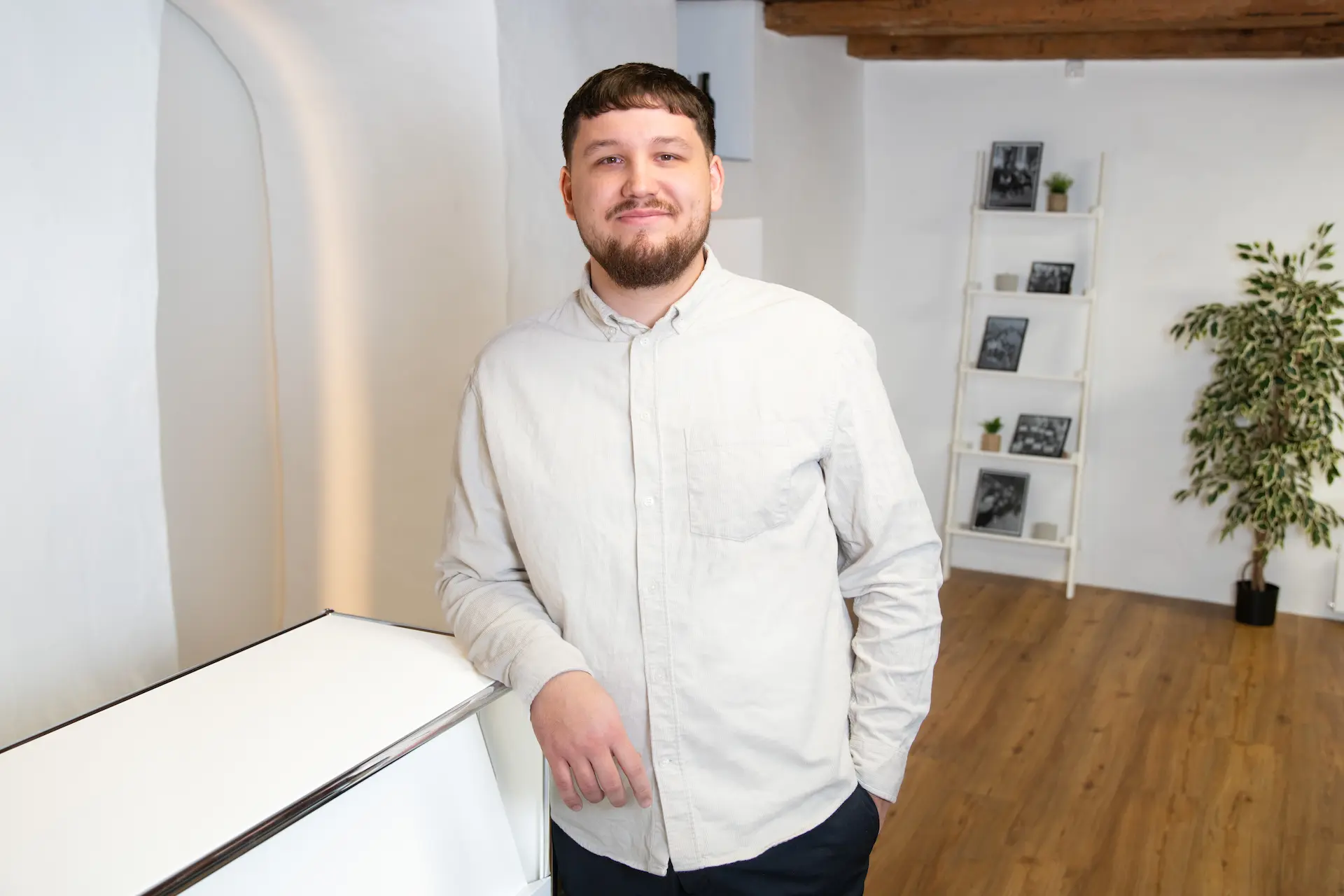 Immobiliensachbearbeiter Christof Spori im Büro bei Kocher Immobilien