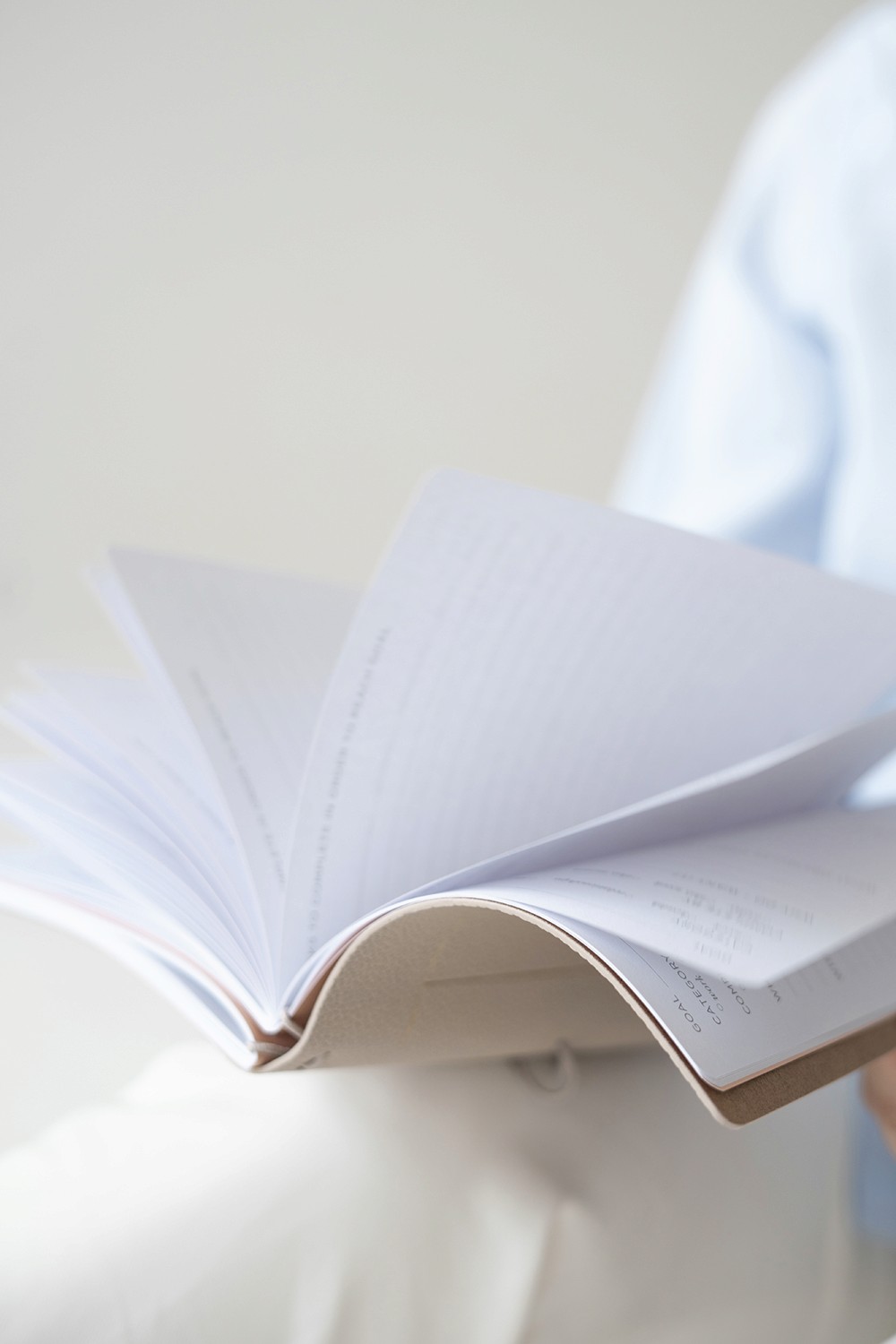 Aufgeschlagenes Fachbuch Psychologie - Isabell Klingert Coaching Würzburg