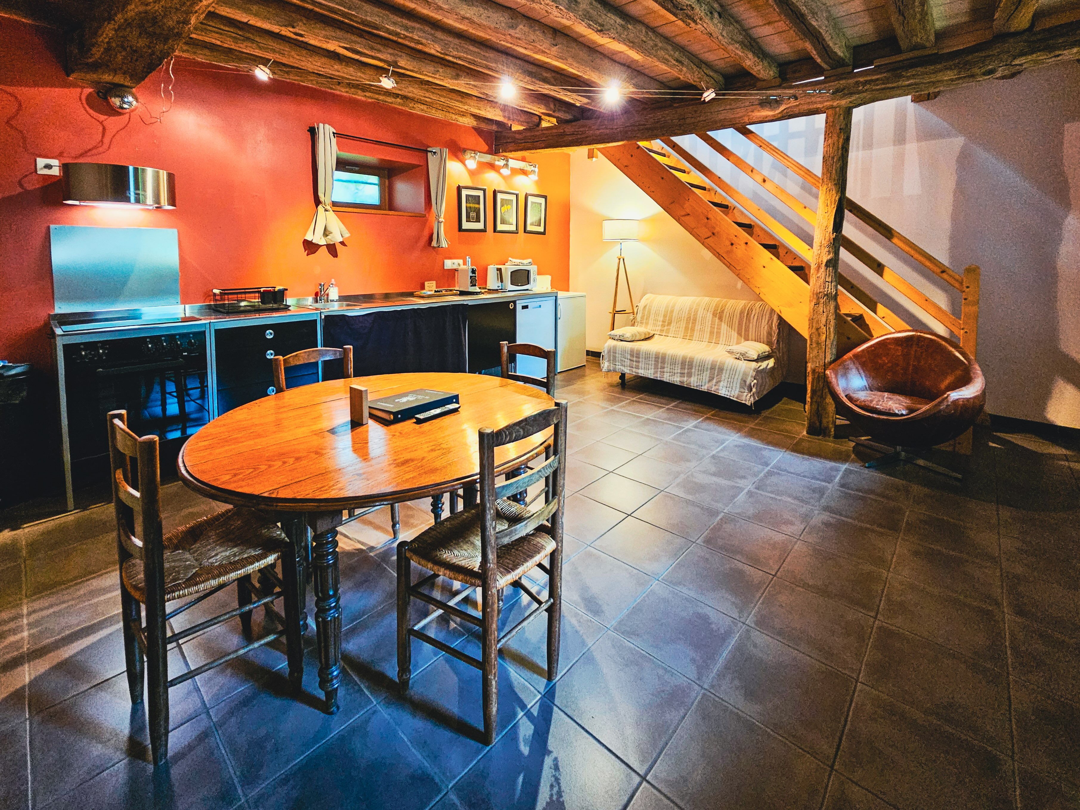 Salon salle à manger et cuisine Rustique.