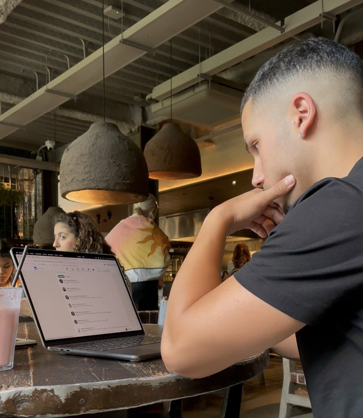 Clario cashflow overview card displaying income and expense trends over the past 7 days with a line chart.