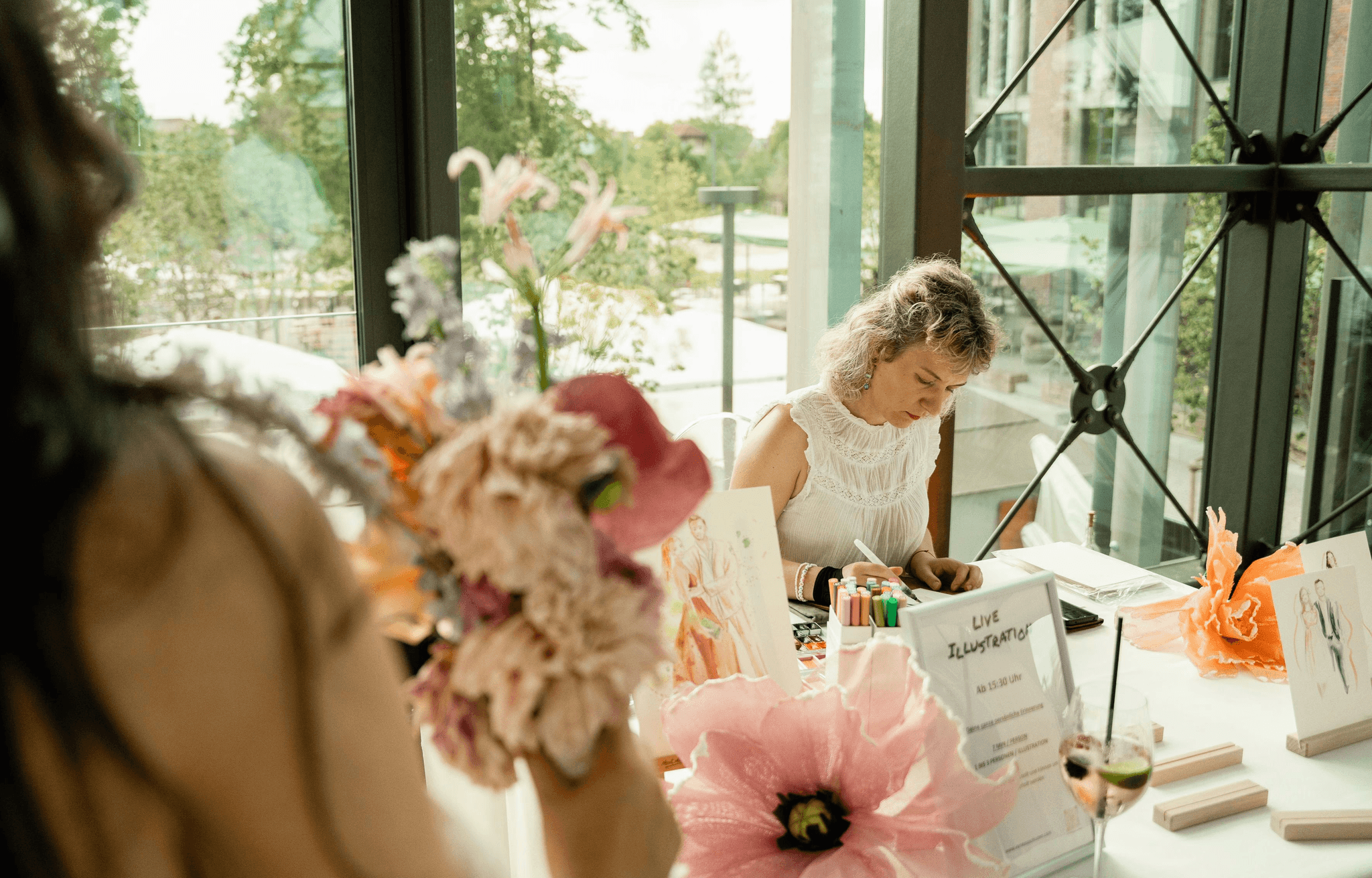 Die Künstlerin Vanessa Schumm bei der Live-Illustration auf einer Hochzeit – exklusive Eventunterhaltung und handgezeichnete Porträts für Gäste.
