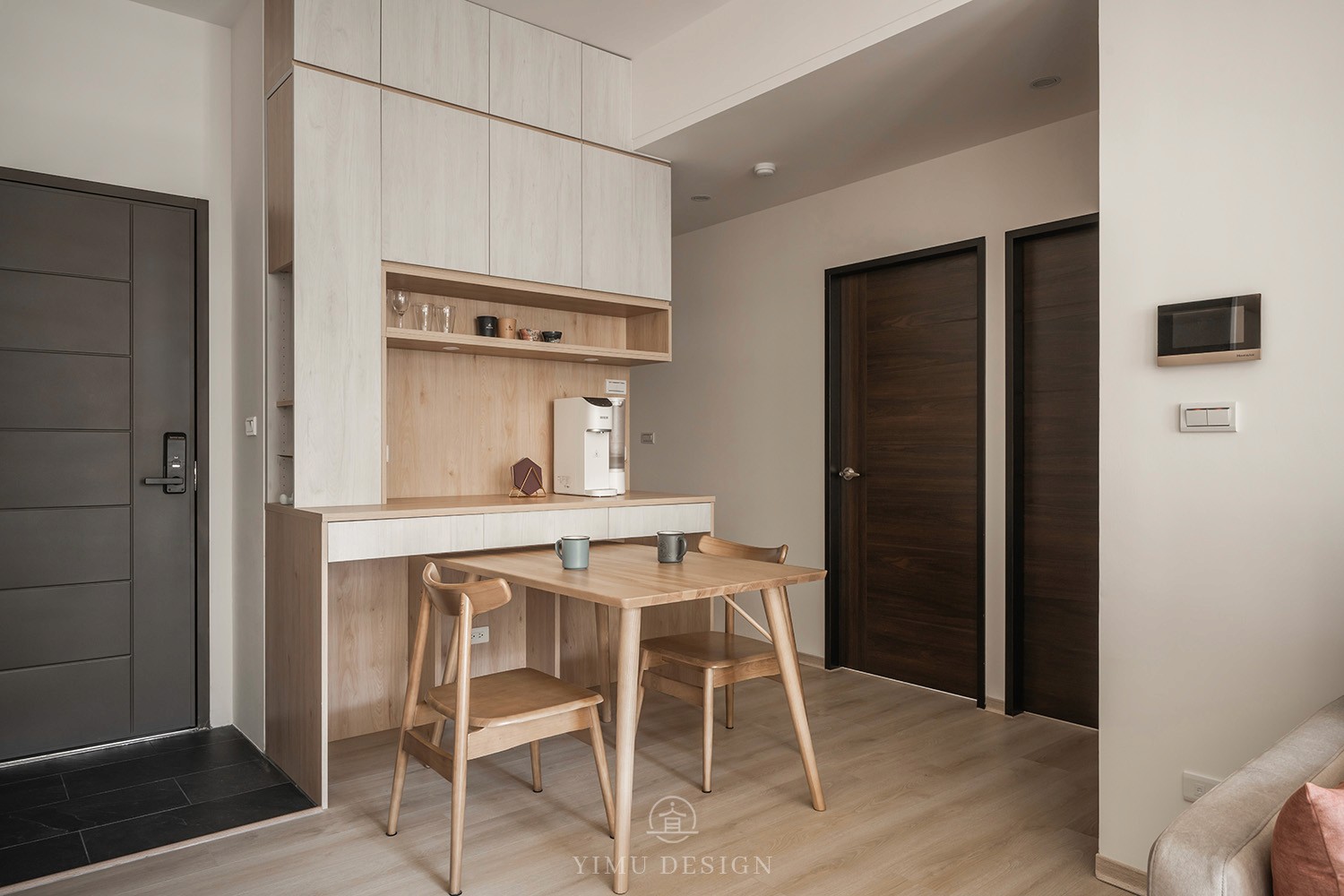 木光居住宅入口與餐廳空間，木質調性營造溫暖氛圍